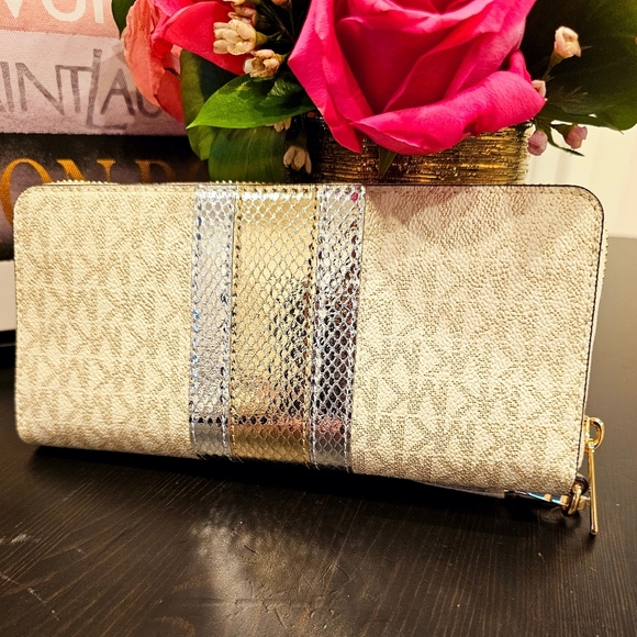 Michael Kors Large Signature Logo and Metallic Continental Wallet. - Picture 3 of 8